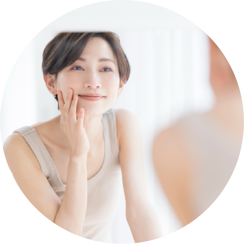 女性が鏡に向かって笑顔の様子