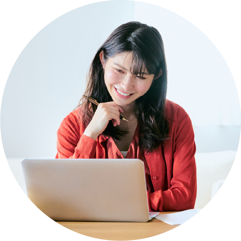 パソコンで楽しく学ぶ女性の姿
