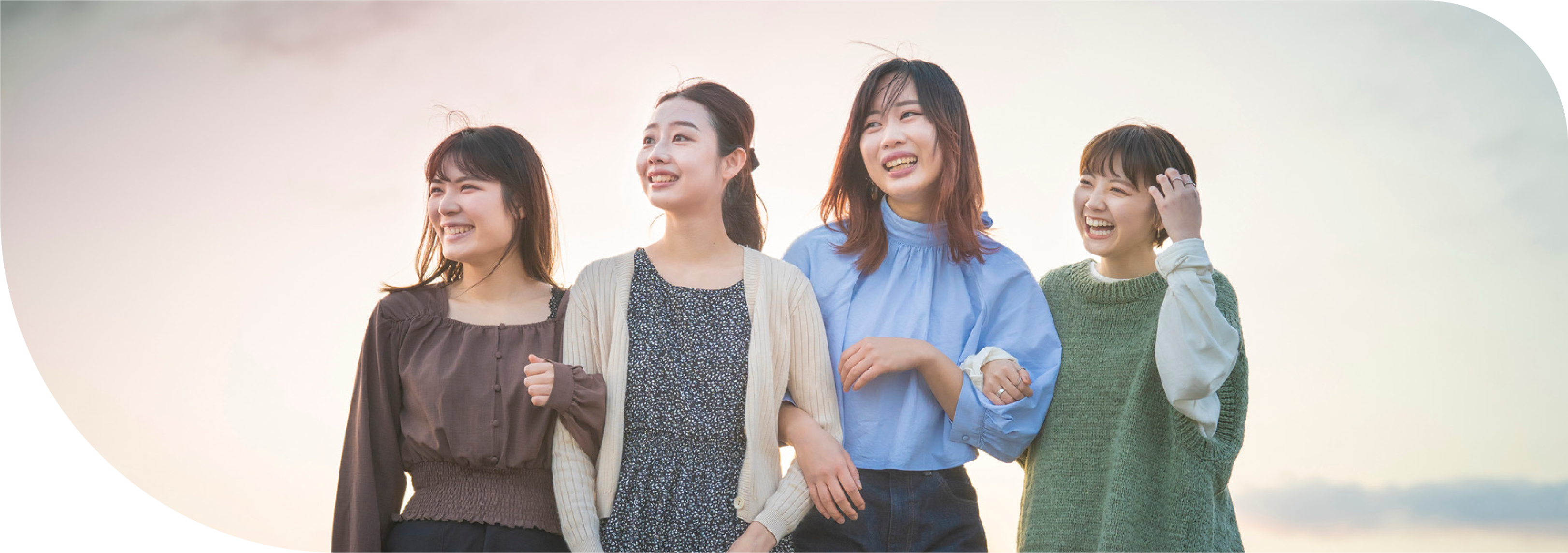 笑顔の女性4人