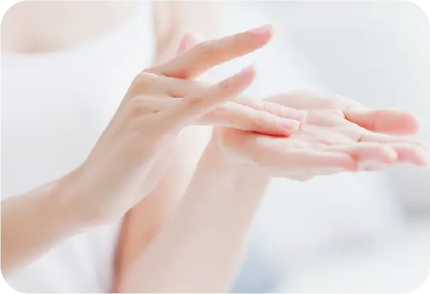 コラボレーション商品を手に取って使用している風景