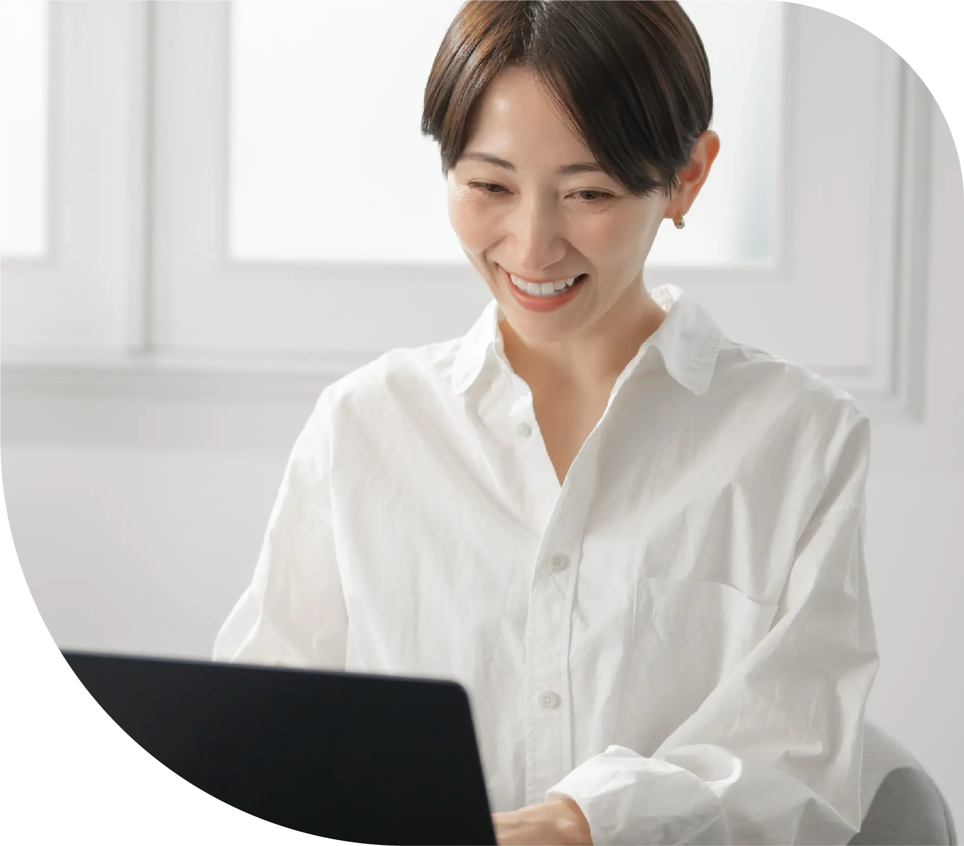 女性が笑顔で受講の様子