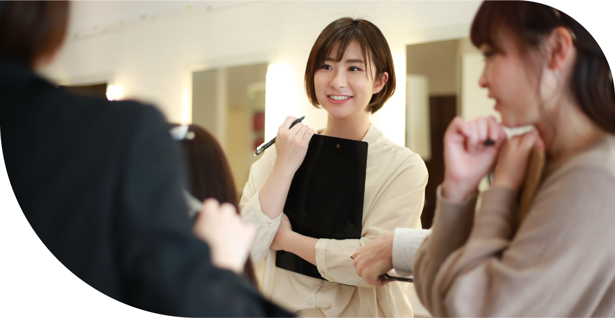 ソファで女性がスマホを見ている