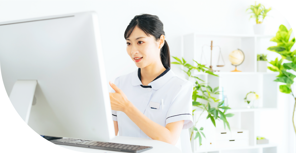 スキンケア商品がたくさん並んでいる風景